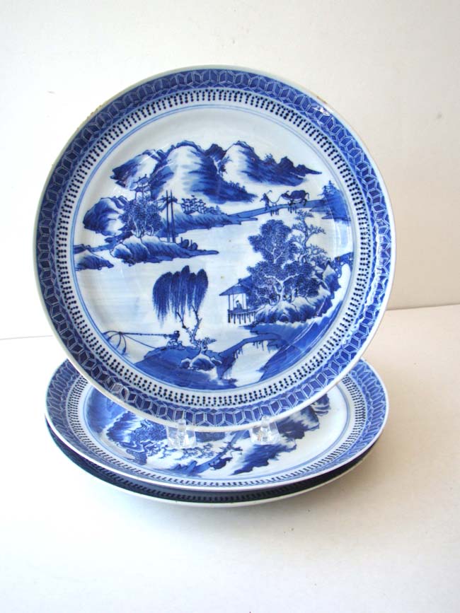 A set of three late 19th century Chinese export 'Nanking' style dinner plates